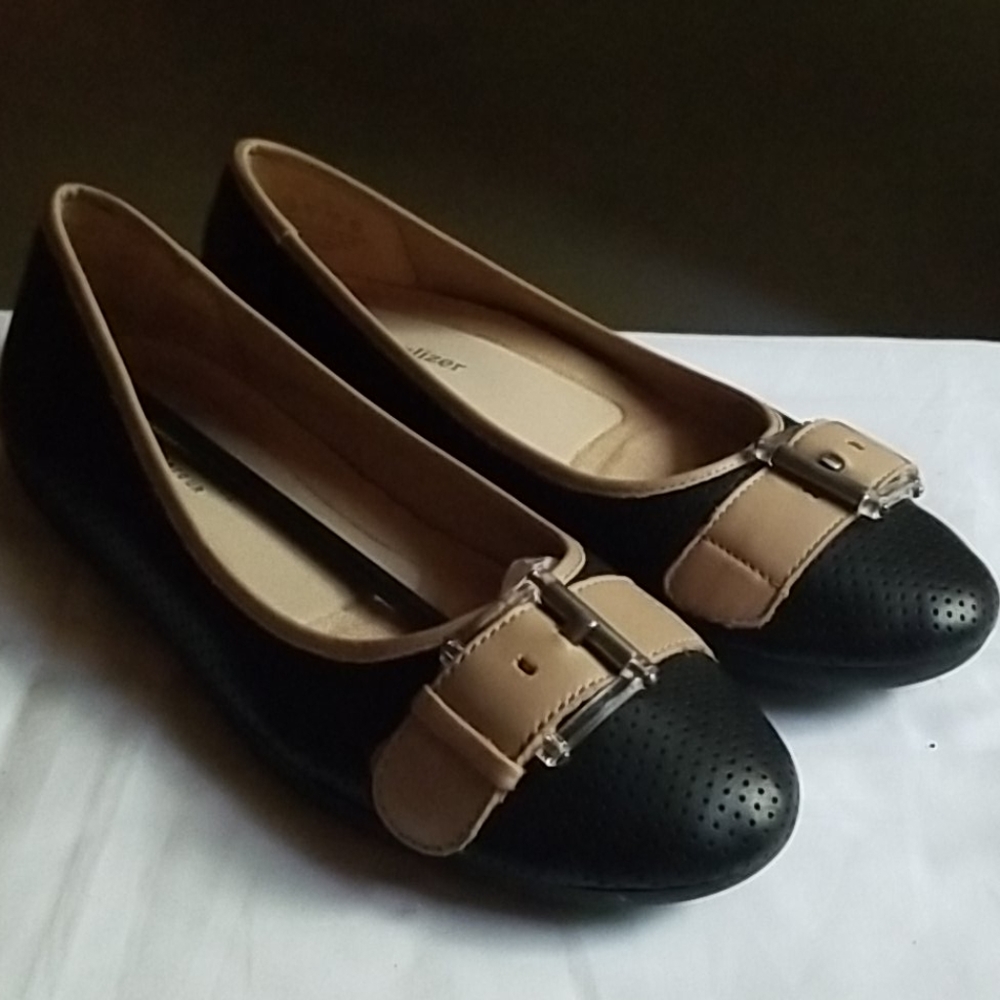 Naturalizer flat shoes